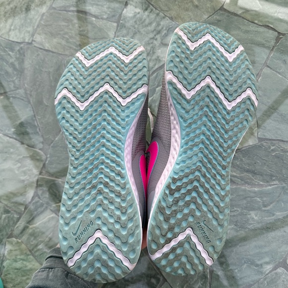 Women’s size 11 Nike Tennis Shoes - Picture 2 of 6